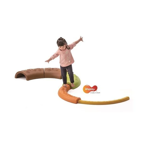  Enfant en crèche en activité motrice sur jeu d'équilibre